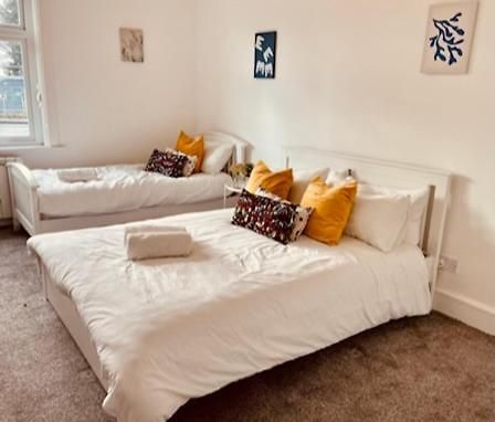 Two Bedroom, Off-Road Parking Ludgershall  Ngoại thất bức ảnh