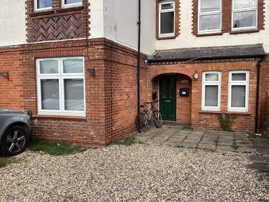 Two Bedroom, Off-Road Parking Ludgershall  Ngoại thất bức ảnh