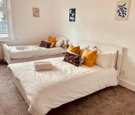Two Bedroom, Off-Road Parking Ludgershall  Ngoại thất bức ảnh